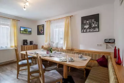Ferienwohnung_Floerl_Gerlosberg_Kueche_Esstisch