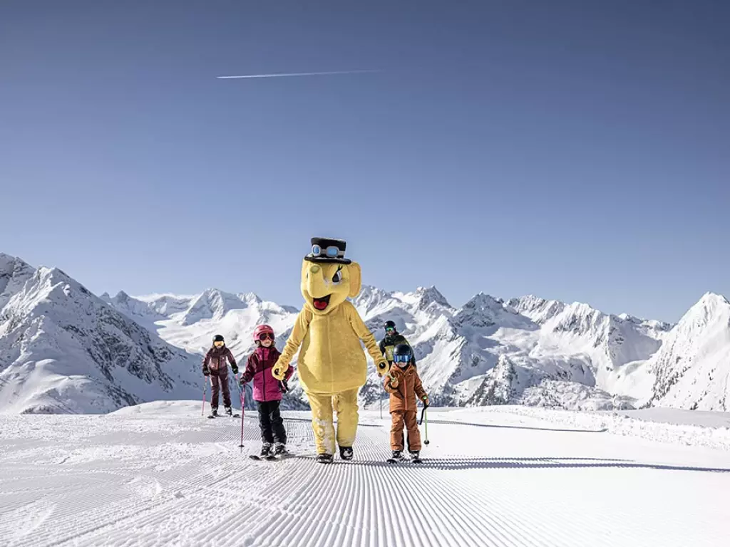 Kinder mit Maskottchen Funty in der Zillertal Arena