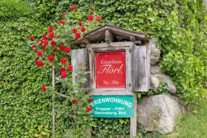 Ferienwohnung_Floerl_Gerlosberg_39D_Gerlosberg_Tafel_Einfahrt_Rosen